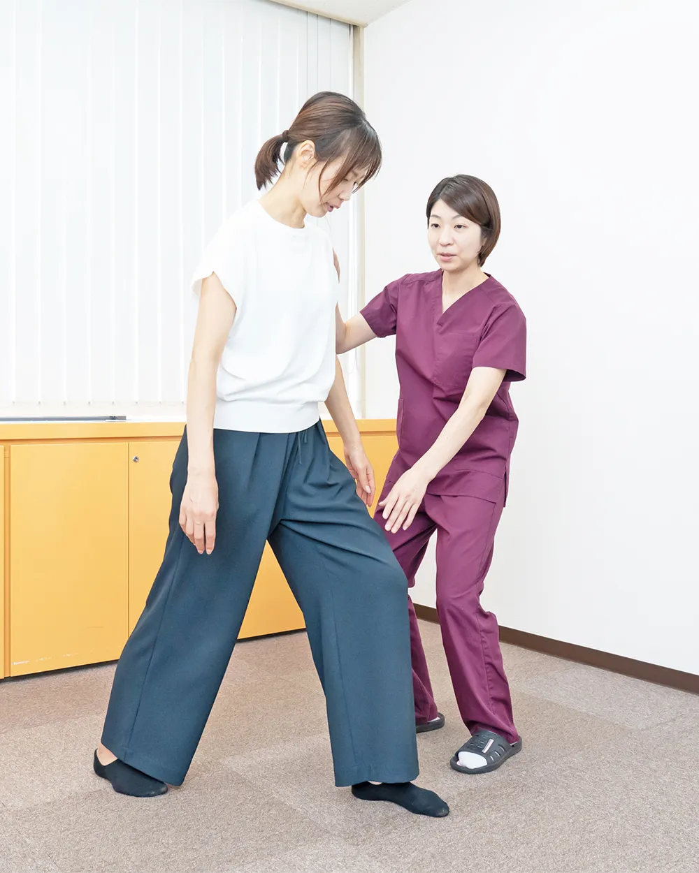 ストレッチ指導を受ける女性