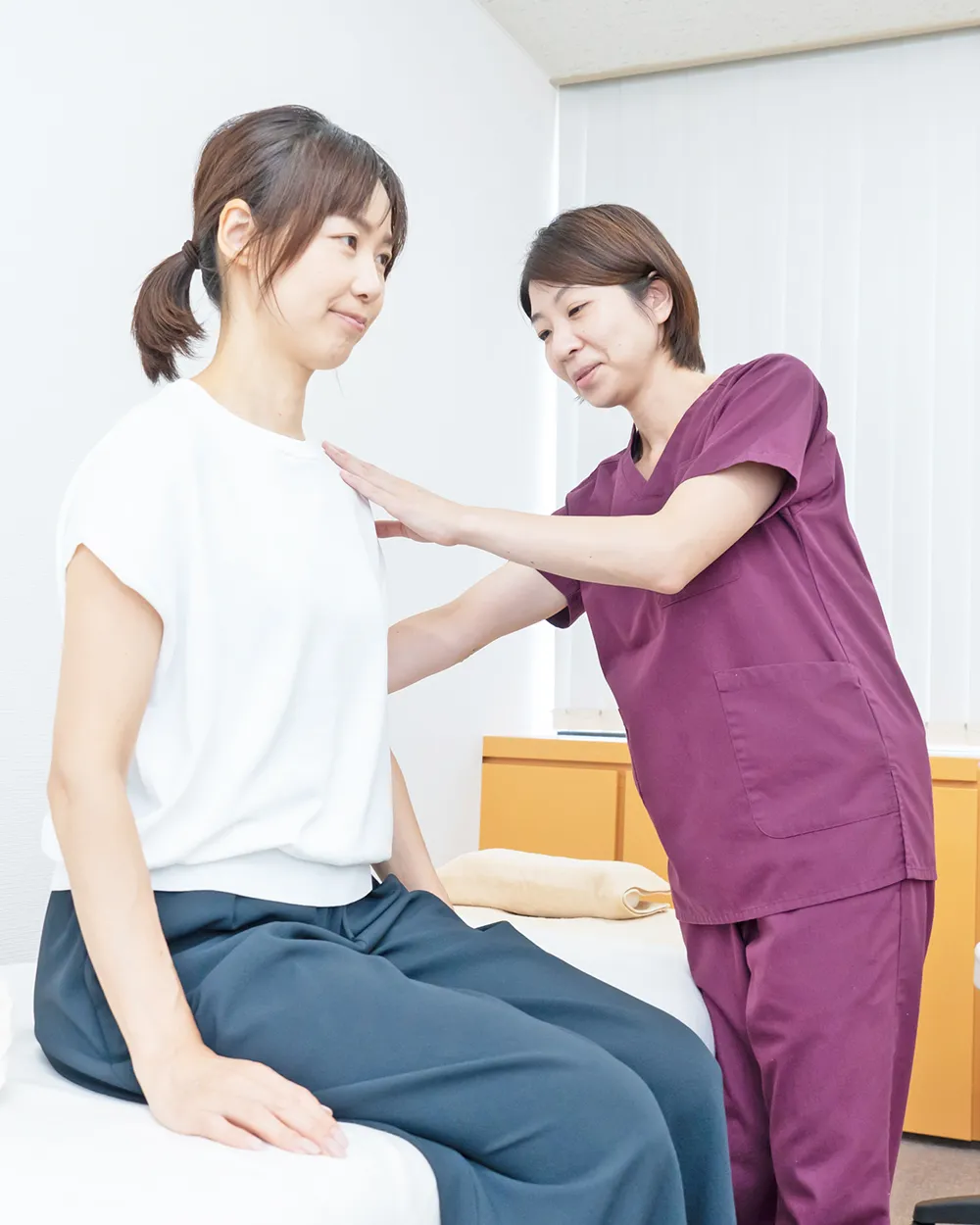 姿勢トレーニングを受ける女性