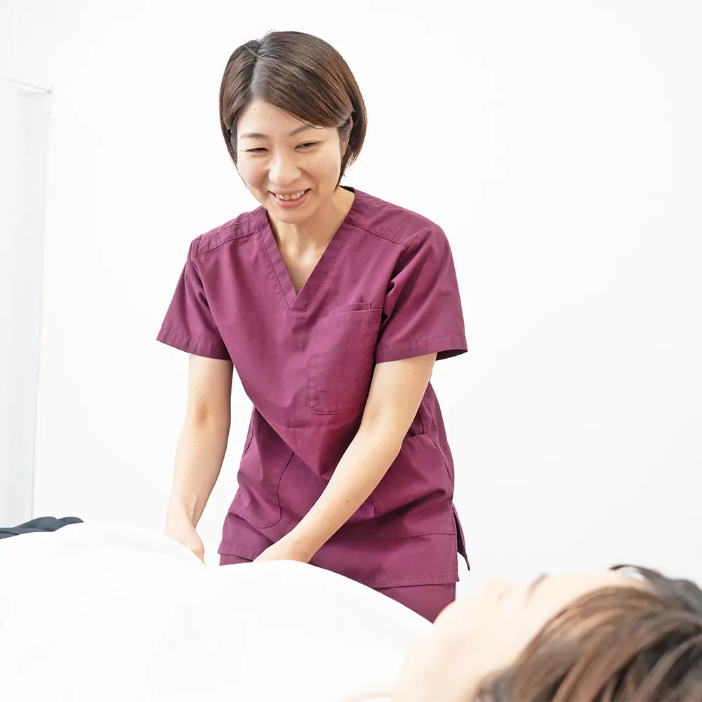 女性の身体の検査を行う整体師