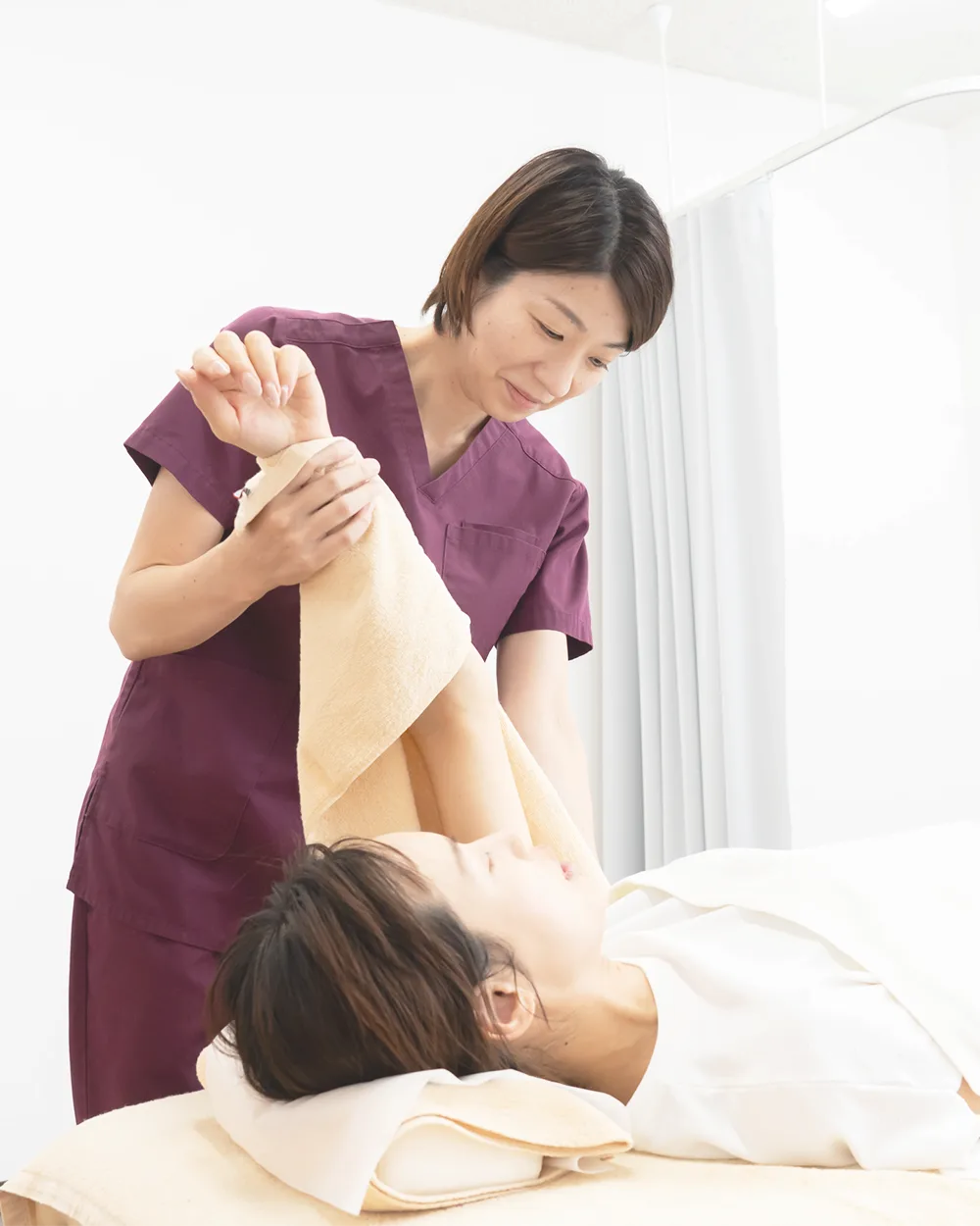 背中の整体施術を受ける女性