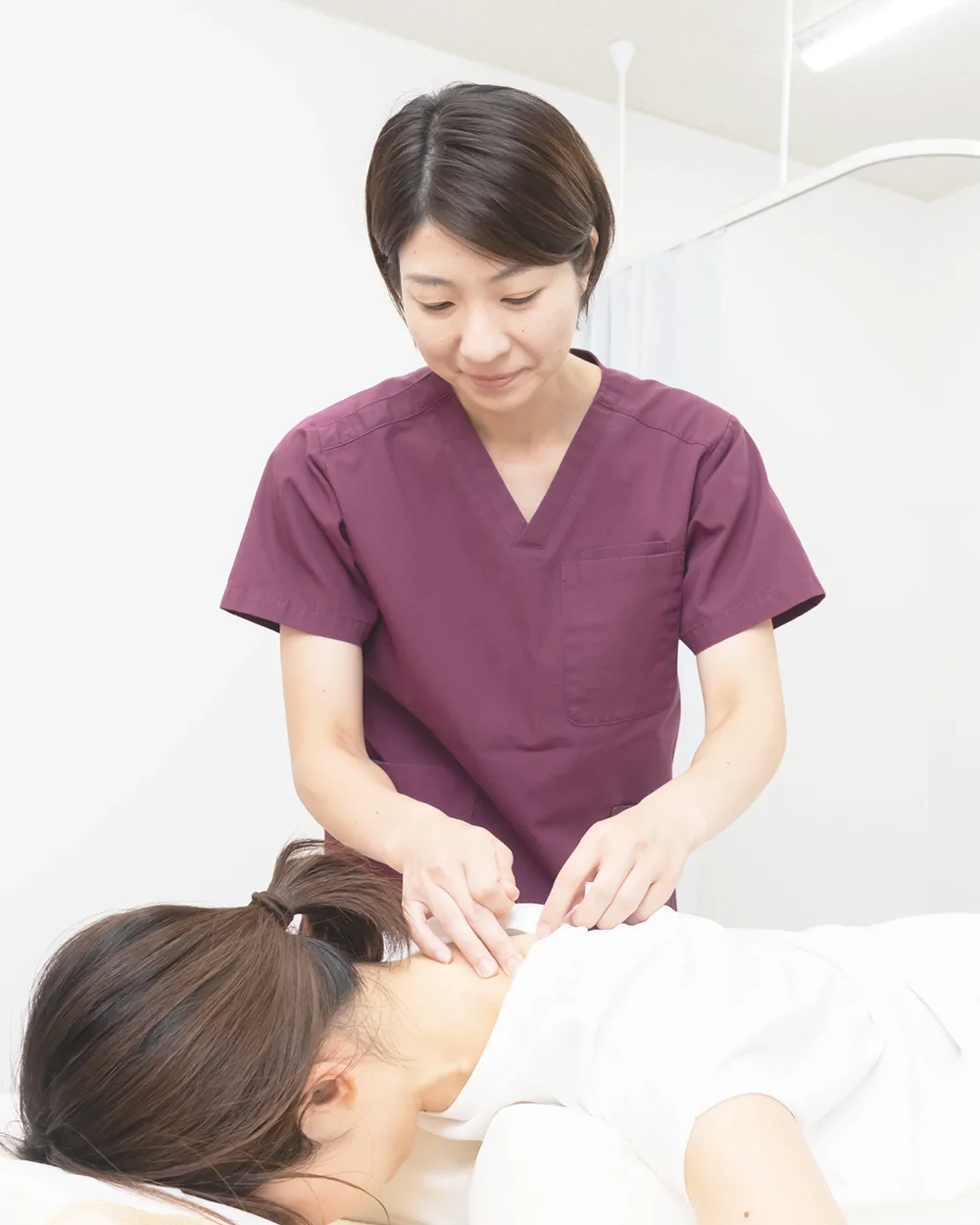 背中の整体施術を受ける女性