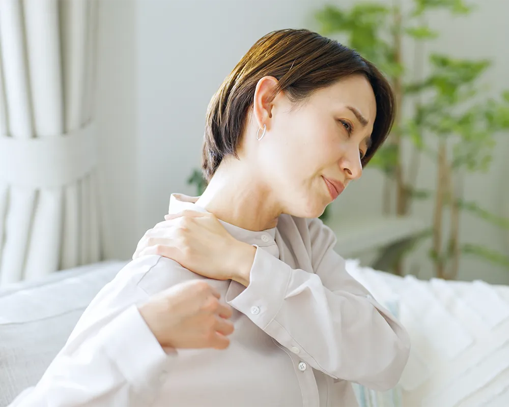 肩が痛む女性
